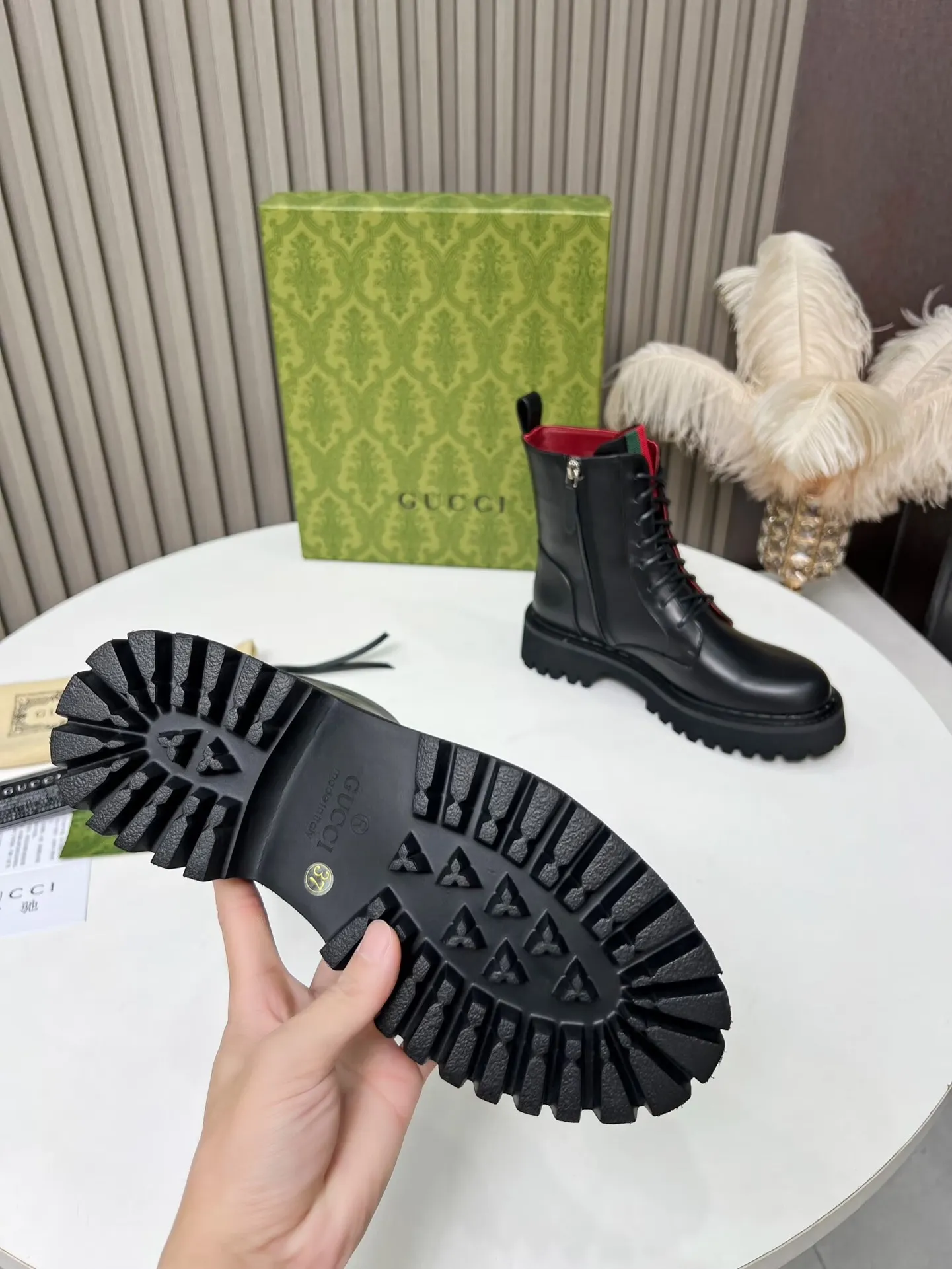 👟👟Ex-factory price 620👟👟 2025 latest version of Gucci GUCCI versatile strappy Martin boots, easy to put on and take off 'Branded webbing color matching Heel height: 5cm Fabric: cowhide/open edge beads Inner/foot pads: red cowhide 🐂 The outsole is made of foam outsole Color: black Code number: 34-40. 34 and 41 42 need to be customized Packaging: Comes with card and cloth bag.